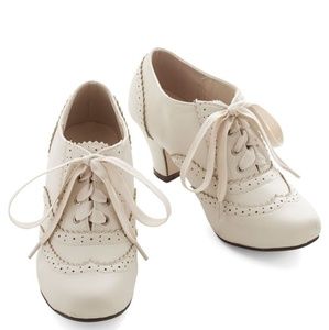 BRAND NEW WITHOUT BOX Cream lace up oxford heel